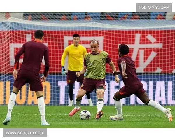 中国足球球迷熬夜助威 国家队近期表现稳健 中国足球球迷熬夜助威 国家队近期表现稳健